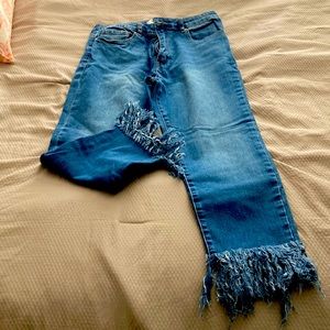 Cute frayed edged Forever 21 capris!
